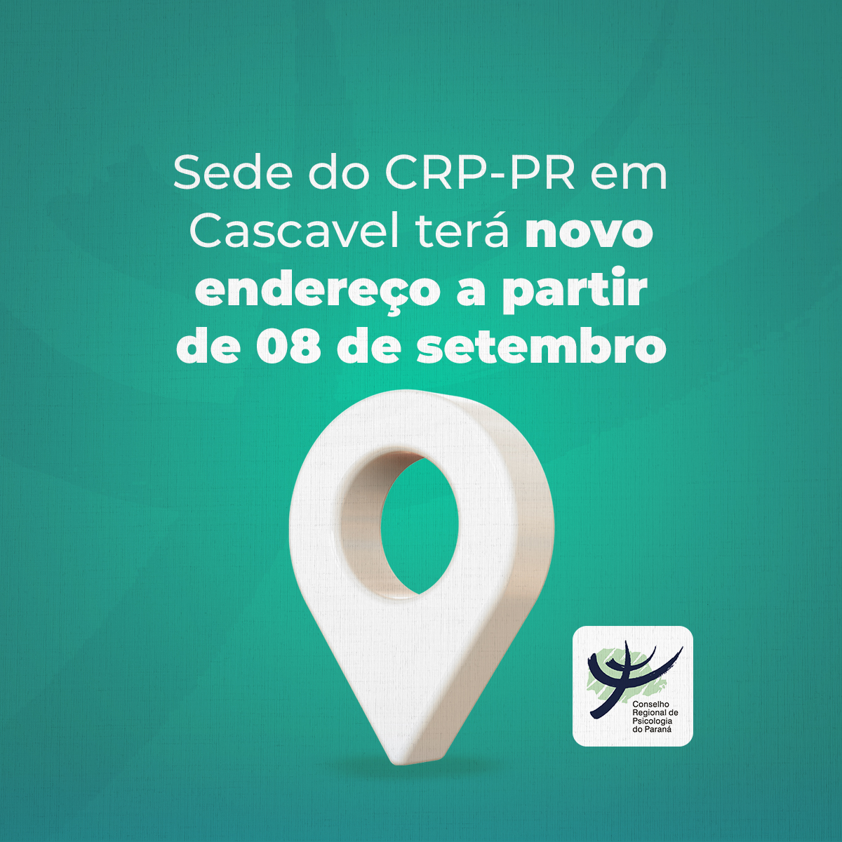 A imagem tem fundo verde com efeito degradê e ao centro está escrito em letras brancas a mensagem: “Sede do CRP-PR em Cascavel terá novo endereço a partir de 08 de setembro”. Na parte inferior, há um ícone tridimensional branco em formato de marcador de localização. No canto inferior direito aparece o logotipo do Conselho Regional de Psicologia do Paraná. A arte é simples e objetiva, com visual limpo e foco no anúncio da mudança de endereço.
