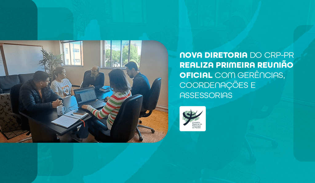 A imagem mostra uma fotografia centralizada de cinco pessoas reunidas em torno de uma mesa de trabalho em uma sala iluminada por janelas amplas. Elas estão em um momento de conversa, com cadernos, canecas e computadores sobre a mesa. Abaixo da foto, sobre um fundo em tom de azul com formas gráficas, aparece o texto em destaque: “Nova diretoria do CRP-PR realiza primeira reunião oficial com gerências, coordenações e assessorias”. Na parte inferior está o logotipo do Conselho Regional de Psicologia do Paraná.